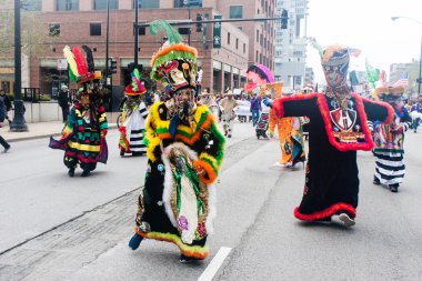 Cinco De Mayo Parade katılımcılar Mayıs günü Chicago'da Mart