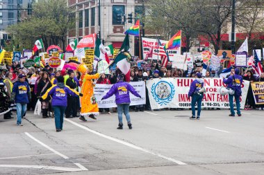 Mayıs günü Chicago'da Trump karşı yüzlerce Mart
