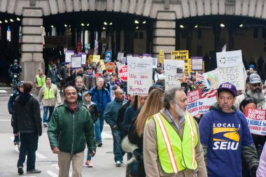 Mayıs günü Chicago'da Trump karşı yüzlerce Mart