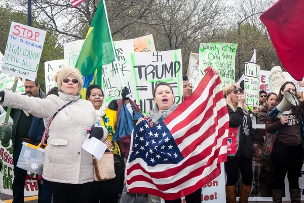 Hundreds March Against Trump On May Day In Chicago — Stock Photo, Image