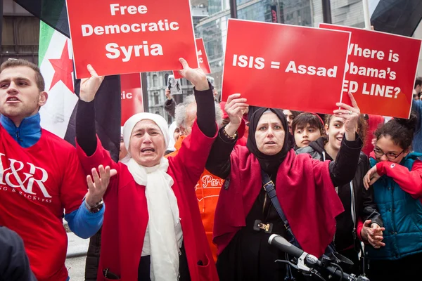 Two Weeping Mothers Personify The Aleppo is Burning Syrian Group — Stock Photo, Image