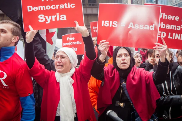 Two Weeping Mothers Personify The Aleppo is Burning Syrian Group — Stock Photo, Image