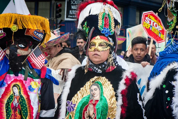 Cinco De Mayo Parade katılımcılar Mayıs günü Chicago'da Mart