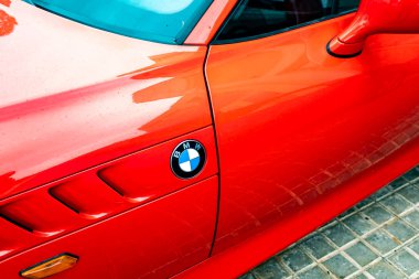 Bulutlu bir günde kapalı oturma alanı olan boş bir sahil kafesi.