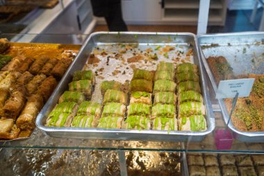 Fırında sergilenen çeşitli baklava parçaları..