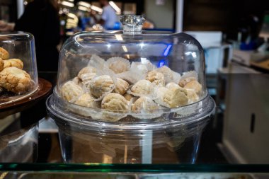 Fırındaki cam kubbenin altında çeşitli kurabiyeler sergileniyor..