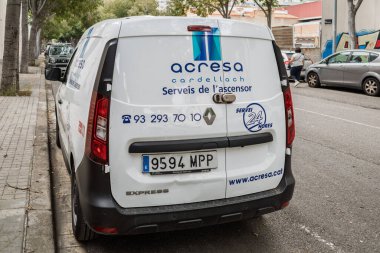 Barselona, İspanya-5 Ekim 2025. Katalonya, İspanya 'da bir asansör bakım ve onarım şirketi olan Acresa Cardellach' ın logosu ve iletişim bilgileriyle işaretlenmiş beyaz bir ticari servis minibüsü.