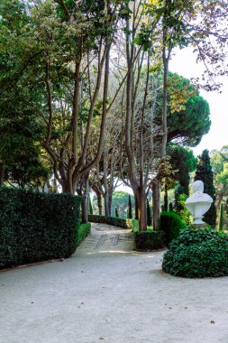 İspanya 'nın Lloret de Mar kentindeki Santa Clotilde Bahçeleri' nde resmi bir bahçe yolu manzarası.