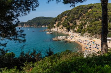 Girona, İspanya-13 Ağustos 2025. Santa Clotilde Bahçeleri 'nden Sa Boadella Cala, Lloret de Mar, Costa Brava, İspanya