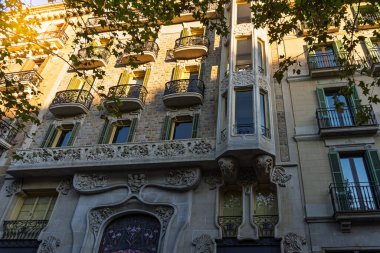 Modernista Cephesi ve Balkonları Sıcak Akşam Güneşi, Barselona.