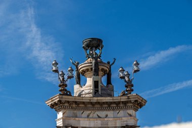 İspanya 'nın Barselona kentinde bulunan Plaa d' espanya 'nın mimari simgesi olan üç denize adanmış muazzam bir çeşme..