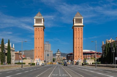 Barselona, İspanya-6 Eylül 2025. İspanya, Barselona 'daki Plaa d' espanya 'daki Venedik kuleleri.