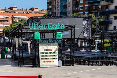 Barselona, İspanya-26 Temmuz 2025. Uber Eats Menü Kurulu Sergisi Açık Yemek Festivali 'nde, yemek servisi tanıtımında, yemek servisinde, yemek servisinde, mobil siparişte ve etkinlik sponsoru.