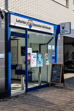 Köpek sahibi Legs 'le birlikte Outdoor Cafe' de yatıyor, köpek dostu şehir hayatı, sorumlu hayvan sahibi olma ve açık hava restoranında ya da terasta mola veriyor.