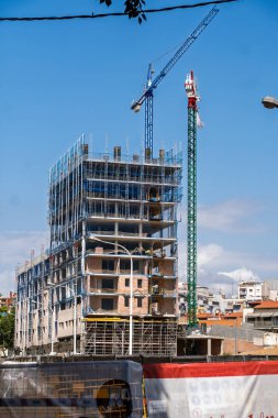 Mavi Gökyüzüne Karşı Vinçlerle Yüksek Binalı İnşaat