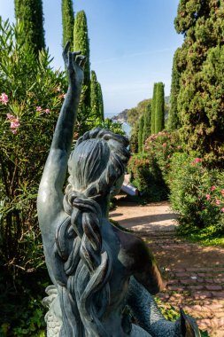 Akdeniz Bahçesinde Deniz Kızı Heykeli ve Cypress Ağaçları Santa Clotilde, Lloret de Mar, İspanya