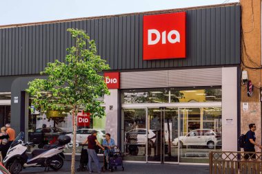 Barselona, İspanya-26 Temmuz 2025. Dia şubesinin cephesi. Süpermarket bayiliği, reklam tabelası ve logosu..