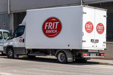 Barselona, İspanya-26 Temmuz 2025. Frit Ravich Teslimat Minibüsü, lojistik, dağıtım ve İspanya 'da yiyecek ve şekerleme endüstrisi tedarik zinciri.