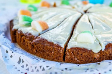 Lezzetli, kremalı, bıçakla kesilmiş bir tatlıya yakın plan. Havuçlu kek.