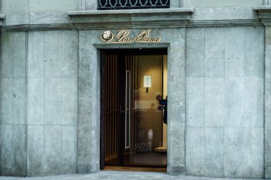 Barselona, İspanya-29 Nisan 2023. Loro Piana, giyim ve tekstil ürünleri konusunda uzmanlaşmış bir İtalyan şirketi. Dünyanın en büyük kaşmir üreticisi olduğunu iddia ediyor. Ön kapıda logo var.