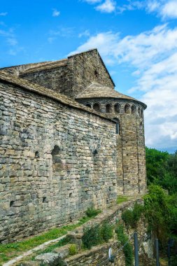 Barselona, İspanya-2 Mayıs 2023. Mahn-Menorca peyniri, inek sütünden yapılmış. Pişmemiş, ezilmemiş, paralel şekilli ve yuvarlak kenarlı bir peynirdir. Pazarda satılıyor...