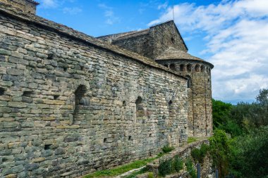 Barselona, İspanya-2 Mayıs 2023. Mahn-Menorca peyniri, inek sütünden yapılmış. Pişmemiş, ezilmemiş, paralel şekilli ve yuvarlak kenarlı bir peynirdir. Pazarda satılıyor...