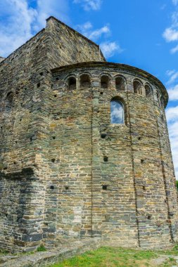 Barselona, İspanya-2 Mayıs 2023. Mahn-Menorca peyniri, inek sütünden yapılmış. Pişmemiş, ezilmemiş, paralel şekilli ve yuvarlak kenarlı bir peynirdir. Pazarda satılıyor...