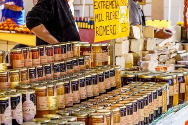 Barselona, İspanya-2 Mayıs 2023. Kapalı markette cam kavanoz ev yapımı bal ve yiyecek kabı sergileniyor..