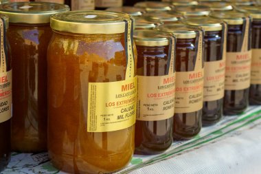 Kapalı markette cam kavanoz ev yapımı bal ve yiyecek kabı sergileniyor..