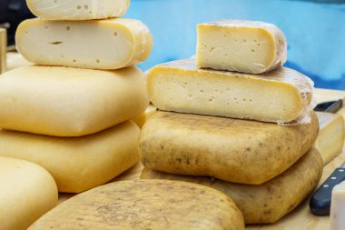 Barselona, İspanya-2 Mayıs 2023. Mahn-Menorca peyniri, inek sütünden yapılmış. Pişmemiş, ezilmemiş, paralel şekilli ve yuvarlak kenarlı bir peynirdir. Pazarda satılıyor..