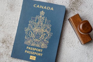 Kanada pasaportu ve damgası. Tatil ve iş seyahati kavramı
