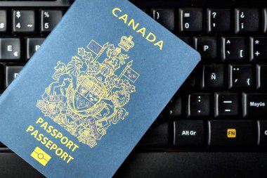 Dizüstü bilgisayarda Kanada pasaportu. Online kayıt. Göçmenlik kontrolü pasaport tanımlama verilerini doğruladı.