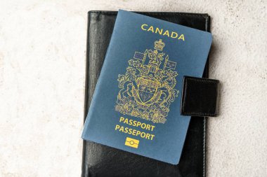 Belge cüzdanında beyaz arka planda Kanada pasaportu var. Yukarıdan. Boşluğu kopyala