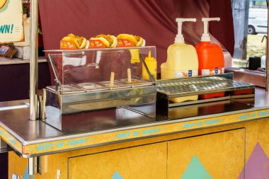 Barselona, İspanya... 2 Haziran 2023. Arkadaşlar sosislilerle yemeğin tadını çıkarıyorlar, sıradan ve lezzetli yemek deneyimleri..