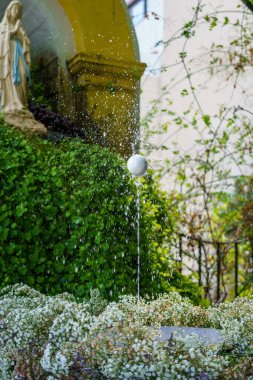 L 'ou com balla, yumurta nasıl dans edilir, Barcelona geleneği, İspanya Corpus Christi' de. Manastırlardaki ya da bahçelerdeki çeşmelerin çeşmelerinde dans etmek gereklidir..