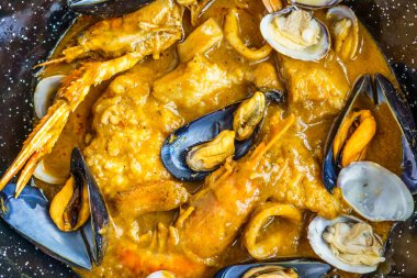 Suquet de peix, Akdeniz kıyısındaki Katalonya ve Valensiya 'da yaygın bir deniz ürünleri tabağı, bu veya meyve suyundan gelmektedir ve genellikle Katalonya' da deniz ürünleri ve balık tariflerine atıfta bulunmak için kullanılır..