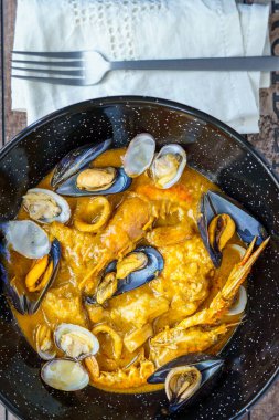 Balık ve deniz ürünleri Zarzuela, tipik Akdeniz mutfağı.