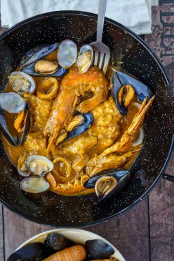 Balık ve deniz ürünleri Zarzuela, tipik Akdeniz mutfağı.