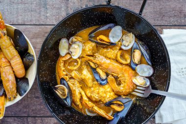 Balık ve deniz ürünleri Zarzuela, tipik Akdeniz mutfağı.