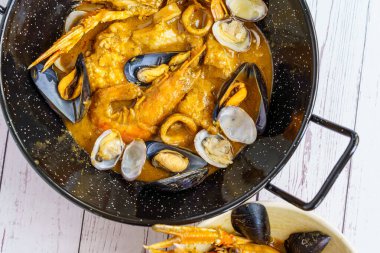 Balık ve deniz ürünleri Zarzuela, tipik Akdeniz mutfağı..