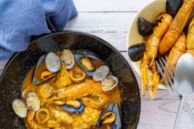 Balık ve deniz ürünleri Zarzuela, tipik Akdeniz mutfağı..