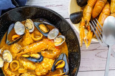 Balık ve deniz ürünleri Zarzuela, tipik Akdeniz mutfağı..