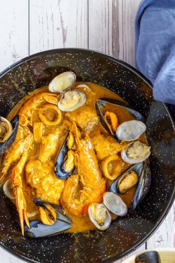 Balık ve deniz ürünleri Zarzuela, tipik Akdeniz mutfağı..