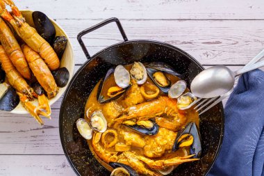 Balık ve deniz ürünleri Zarzuela, tipik Akdeniz mutfağı..