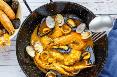 Balık ve deniz ürünleri Zarzuela, tipik Akdeniz mutfağı..