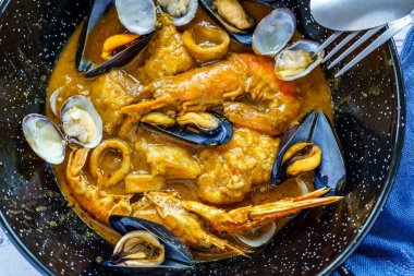 Balık ve deniz ürünleri Zarzuela, tipik Akdeniz mutfağı..