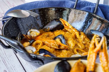 İspanyol Suquet de Peix deniz çorbası, patates, karides, midye, otlar ve tabakta Picada olan balık.