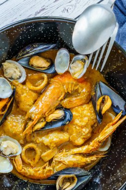 İspanyol Suquet de Peix deniz çorbası, patates, karides, midye, otlar ve tabakta Picada olan balık.