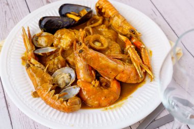 Geleneksel Katalan balık güveci romesco de peix karidesler, midyeler ve balıklar üst görünümde