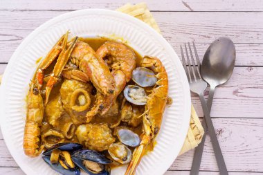 Geleneksel Katalan balık güveci romesco de peix karidesler, midyeler ve balıklar üst görünümde